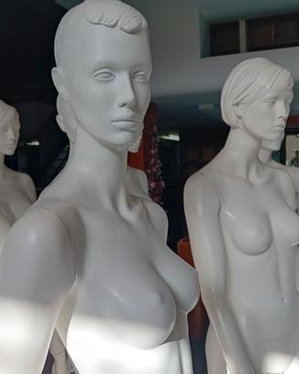 manichini donna e uomo
