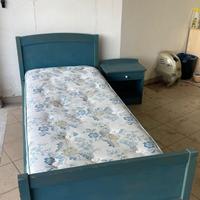 Letto singolo con materasso e comodino