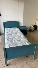 Letto singolo con materasso e comodino