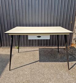 Tavolo Vintage In Formica Bianca, Anni '50