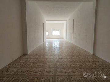 Locale artigianale di 130 mq. + 90 mq. di giardino