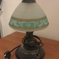 Lampada da tavolo vintage con paralume in vetro