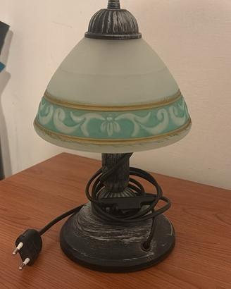 Lampada da tavolo vintage con paralume in vetro