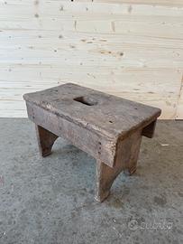 Sgabello antico in legno massello