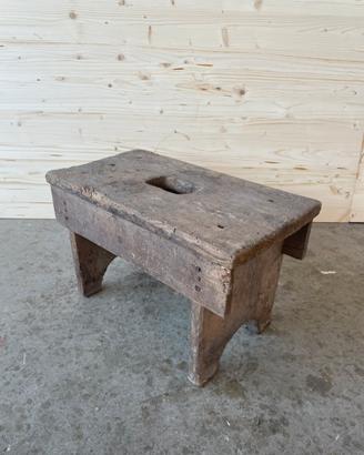 Sgabello antico in legno massello