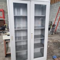 Armadio ad ante scorrevoli trasparenti