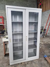 Armadio ad ante scorrevoli trasparenti