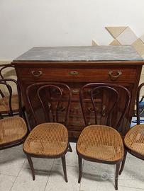 Sedie e mobile in legno