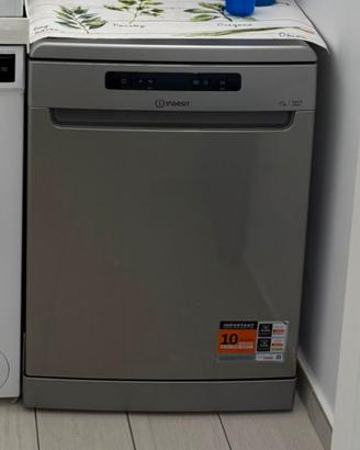 Lavastoviglie Indesic Acciaio inox 14 coperti.