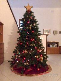 Albero di Natale con decorazioni.
