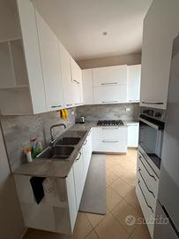 Cucina angolate con elettrodomestici
