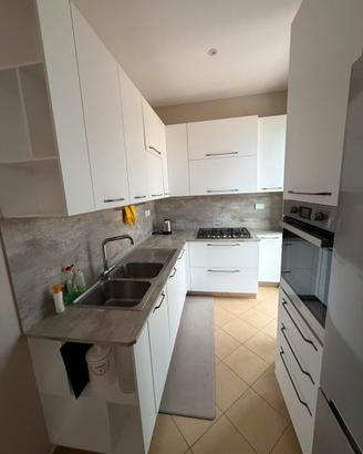 Cucina angolate con elettrodomestici