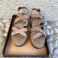 Sandali donna con zeppa.