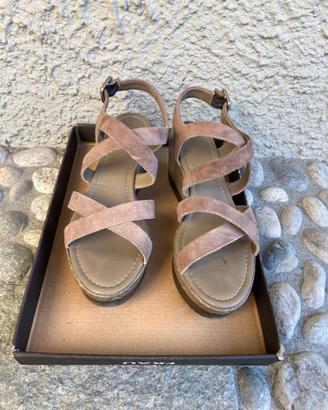 Sandali donna con zeppa.