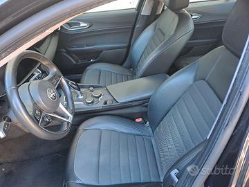 AUTO ALFA ROMEO GIULIA