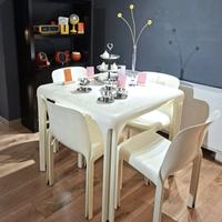 Tavolo Stadio e sedie Selene, di Vico Magistretti