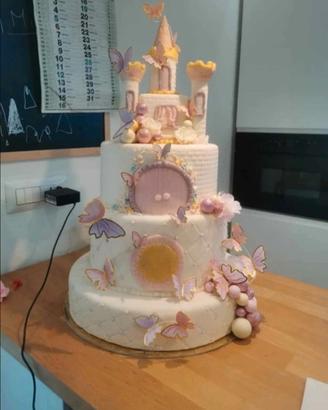 Torta scenografica a tema castello e farfalle 🦋🏰