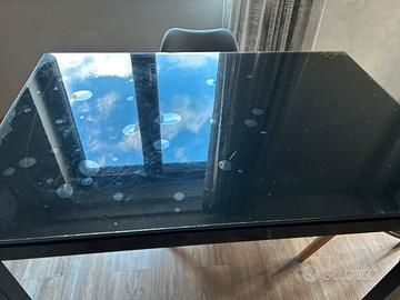 Tavolo di vetro allungabile