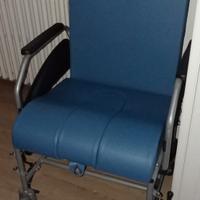 Sedia comoda per anziani con rotelle