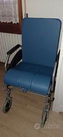 Sedia comoda per anziani con rotelle