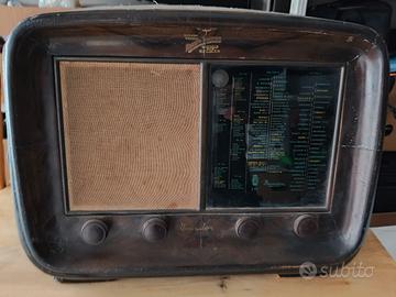 Radio vintage. Condizione accettabile.