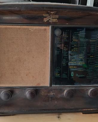 Radio vintage. Condizione accettabile.