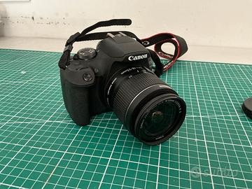 Fotocamera Canon eos 2000D con OB  18/55