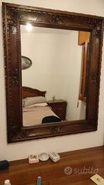 specchio con cornice intagliata
