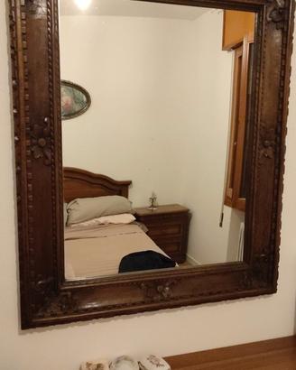 specchio con cornice intagliata