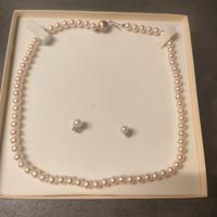 collana e orecchini di perle
