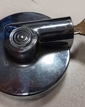 Tappo serbatoio carburante Fiat d'epoca.