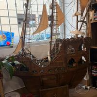 Barca in legno con presepe e luci