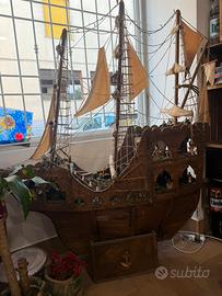 Barca in legno con presepe e luci