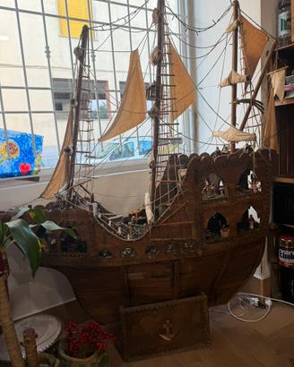 Barca in legno con presepe e luci