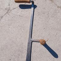 Antico taglia fieno in ferro forgiato