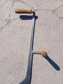 Antico taglia fieno in ferro forgiato