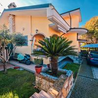 Villetta quadrifamiliare con giardino