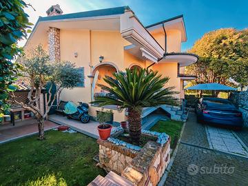 Villetta quadrifamiliare con giardino