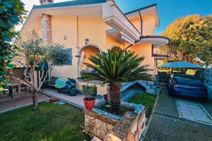 Villetta quadrifamiliare con giardino