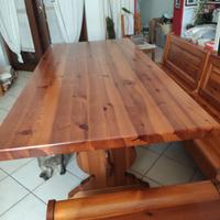 Tavolo e panca in legno di pino.
