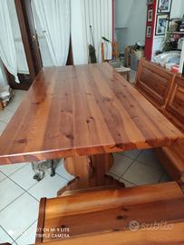 Tavolo e panca in legno di pino.