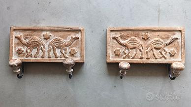 Coppia d appendiabiti  in legno inciso belliss imi