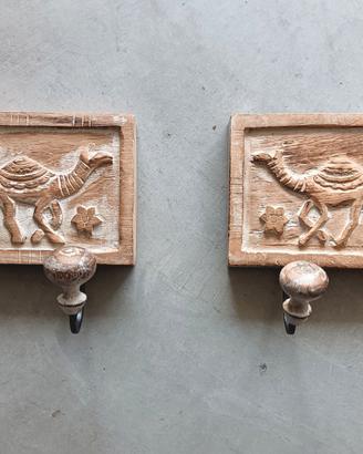 Coppia d appendiabiti  in legno inciso belliss imi