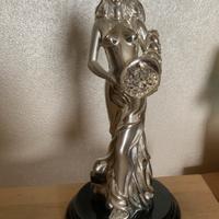 Statuina in resina argentata dea bendata