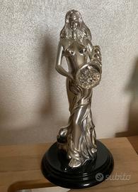 Statuina in resina argentata dea bendata