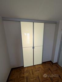Porte scorrevoli in vetro satinato con binario