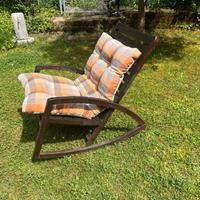 Sedia a dondolo da giardino in legno, con cuscino