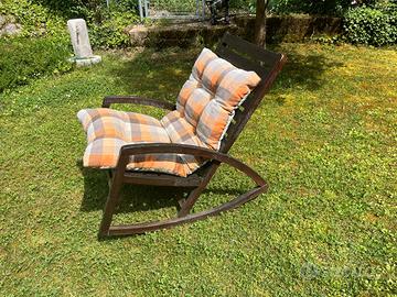 Sedia a dondolo da giardino in legno, con cuscino