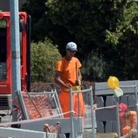 Giovane aiuto muratore ,operaio, giardiniere