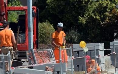 Giovane aiuto muratore ,operaio, giardiniere